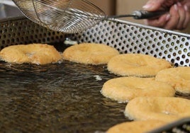 Rosquillas friéndose en aceite.