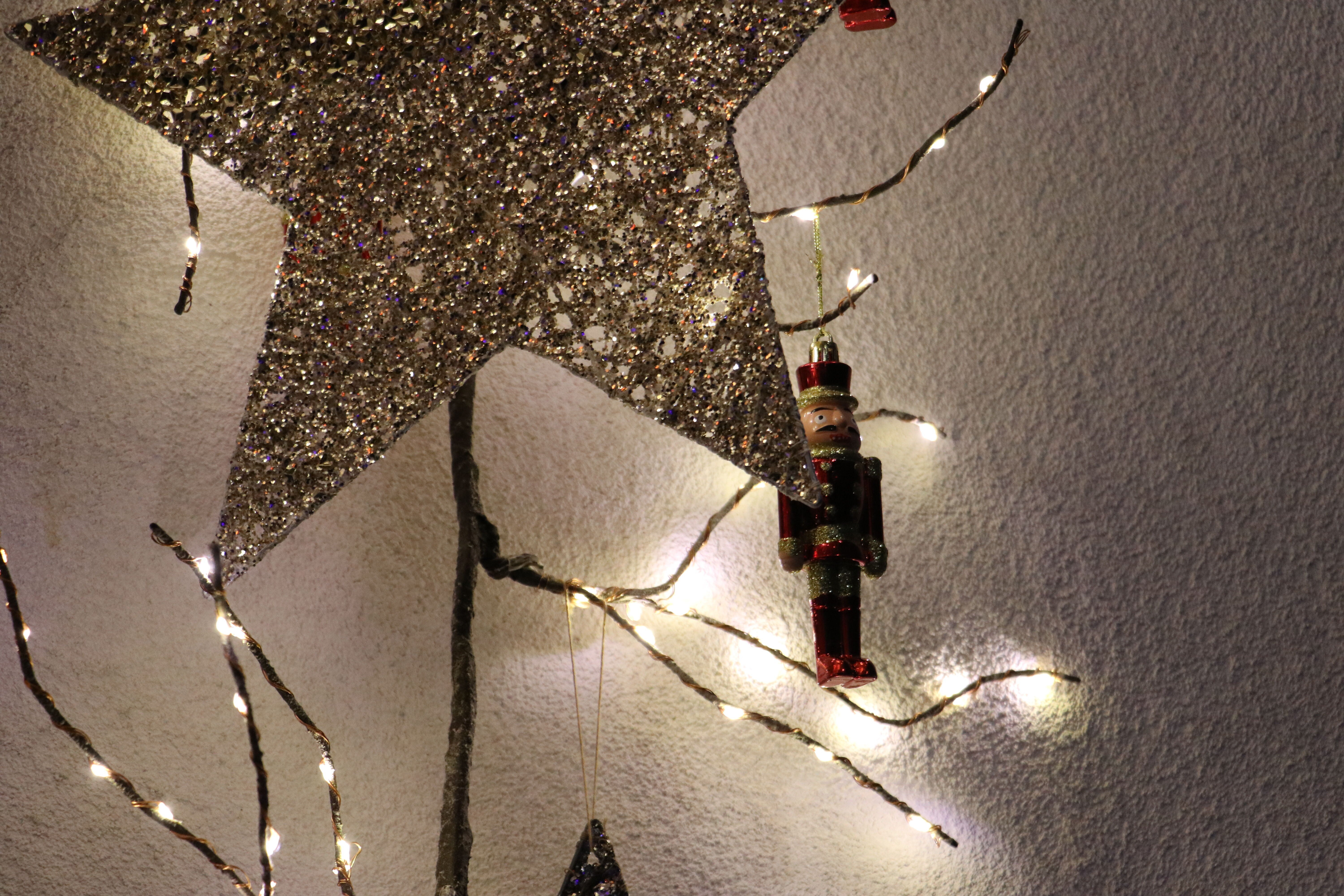 Estrella y árbol de luces.