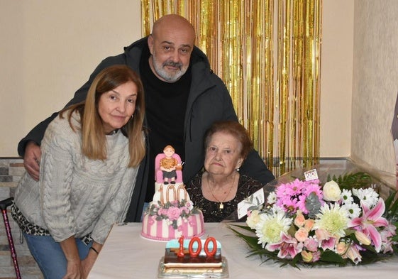 Primitiva celebra sus 100 años rodeada de su familia.