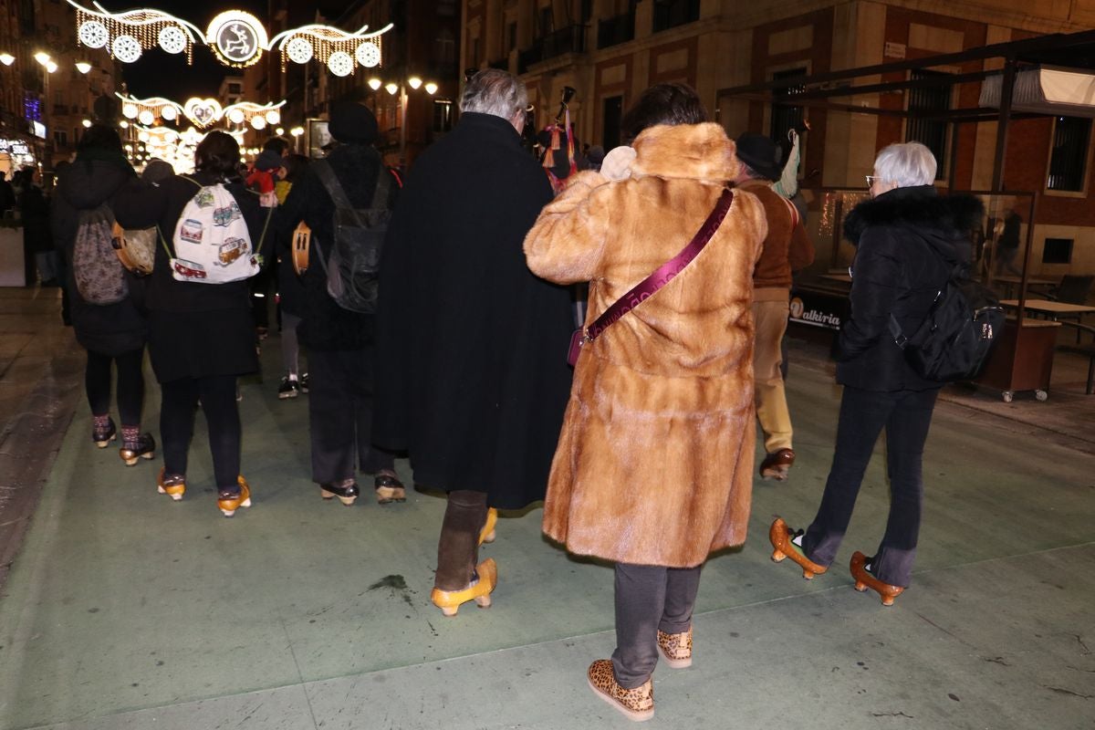 Las galochas vuelven a pisar con fuerza las calles de León