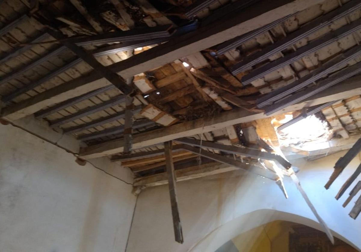 Imagen del tejado central de la nave de la iglesia de Villagallegos en agosto cuando se vino abajo.