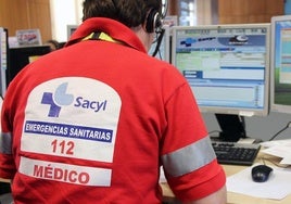 Imagen de un médico en la sala de operaciones del 112.