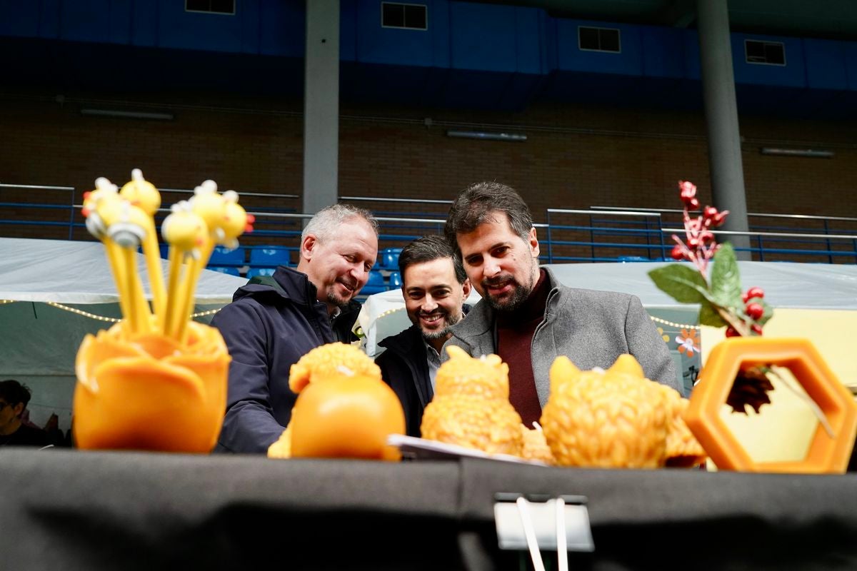 Jorge Pérez, alcalde de Villaquilambre, Diego Moreno y Luis Tudanca durante su visita a la feria.