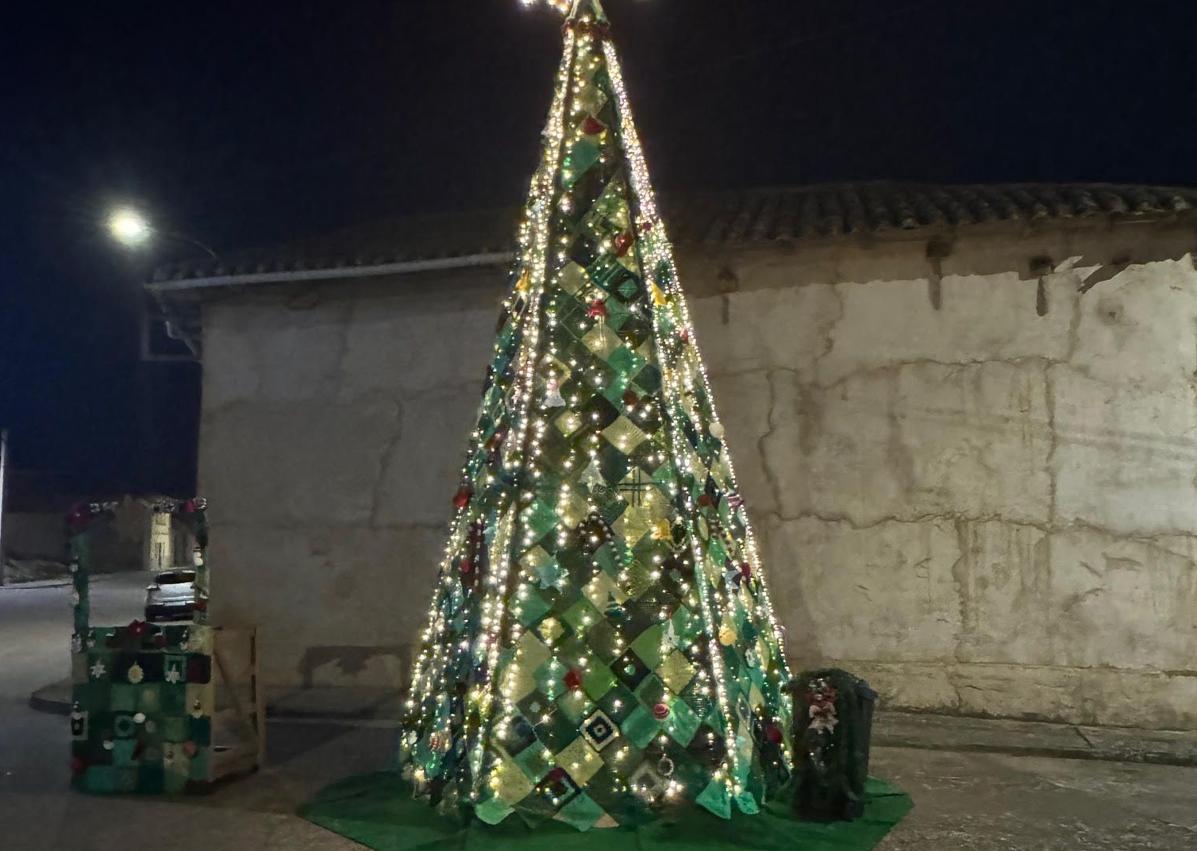 Imagen secundaria 1 - La Navidad de ganchillo llega a un pueblo de 40 habitantes de León