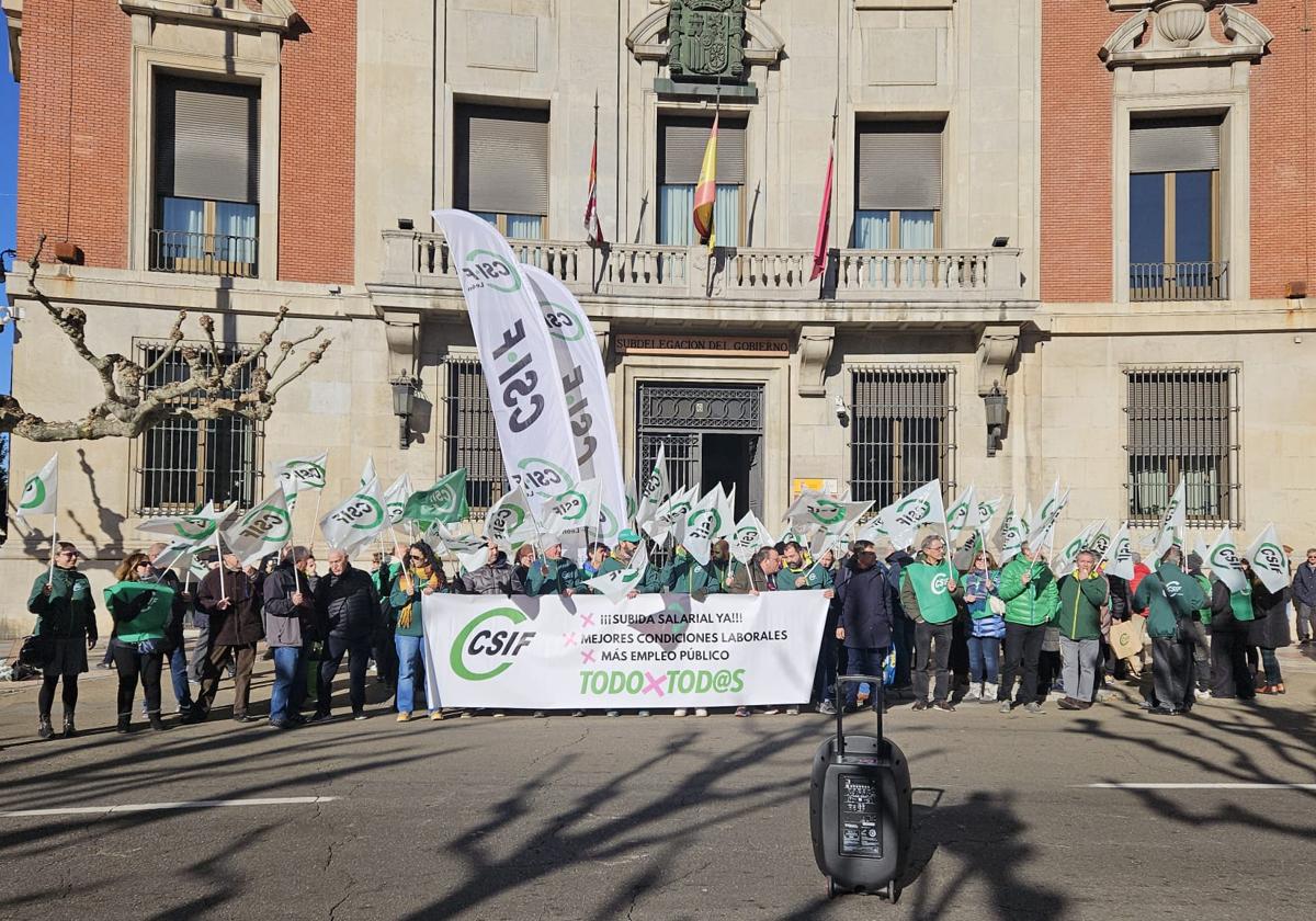 Empleados públicos se concentran en León y piden una mejora salarial