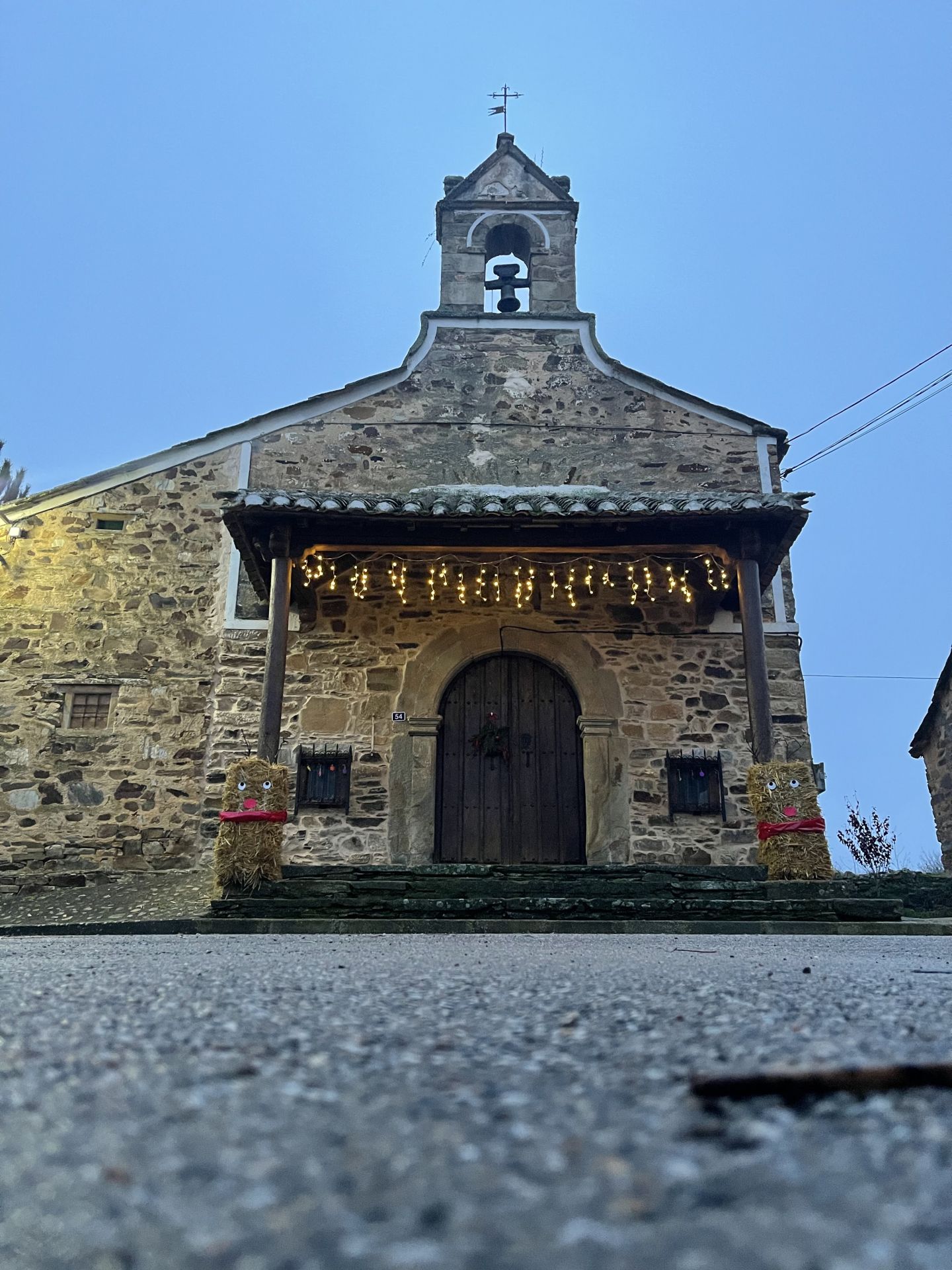 Puerta de la iglesia decorada con luces.