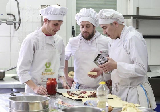 Imagen de prácticas de FP en una cocina.