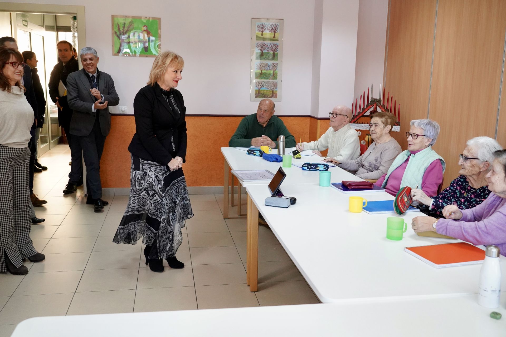 La consejera de Industria, Comercio y Empleo, Leticia García, visita las actividades formativas de Alzheimer León.