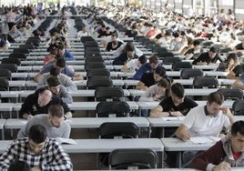 Alumnos se examinan de una oposición.