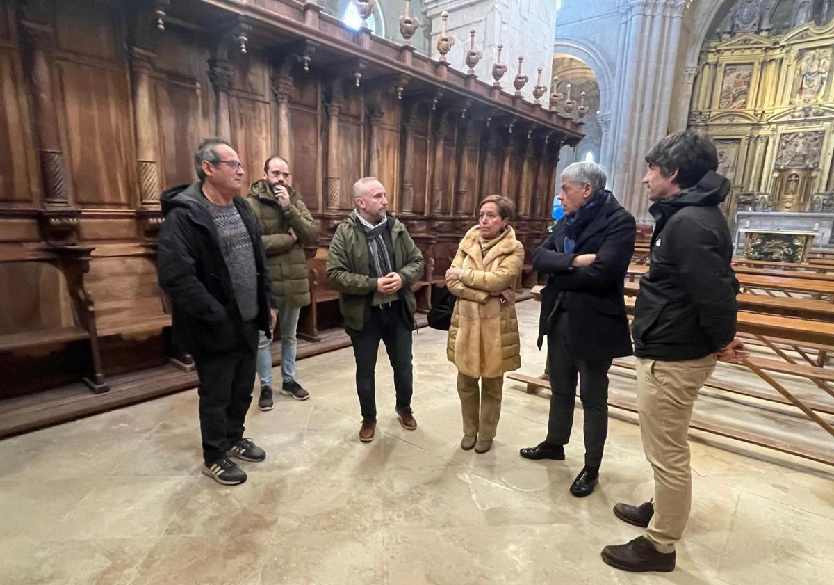 Imagen principal - El Monasterio de Sandoval recupera uno de sus cinco escudos