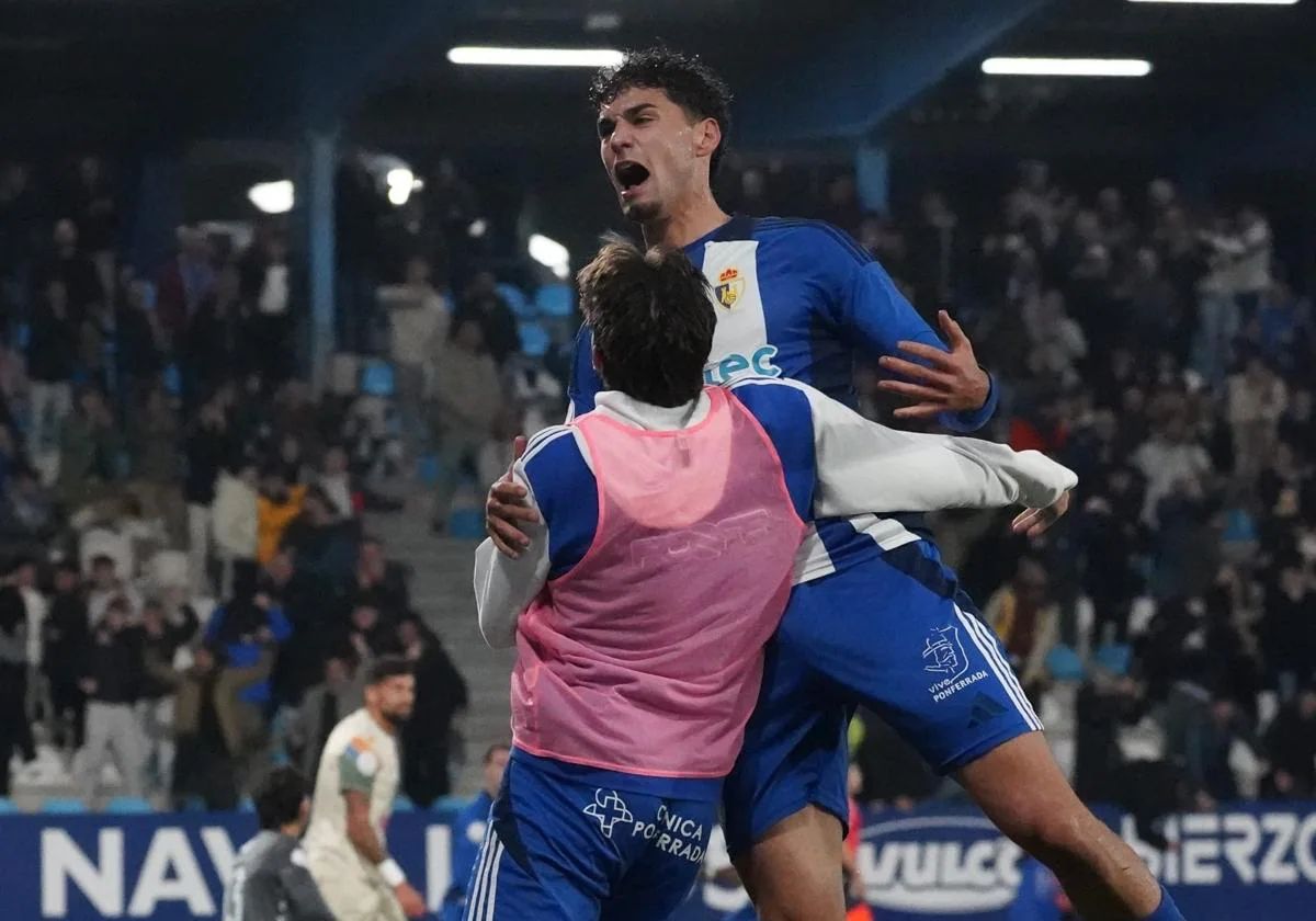 Aex Costa celebrando el gol que llevó el partido a la prórroga frente al CD Castellón.