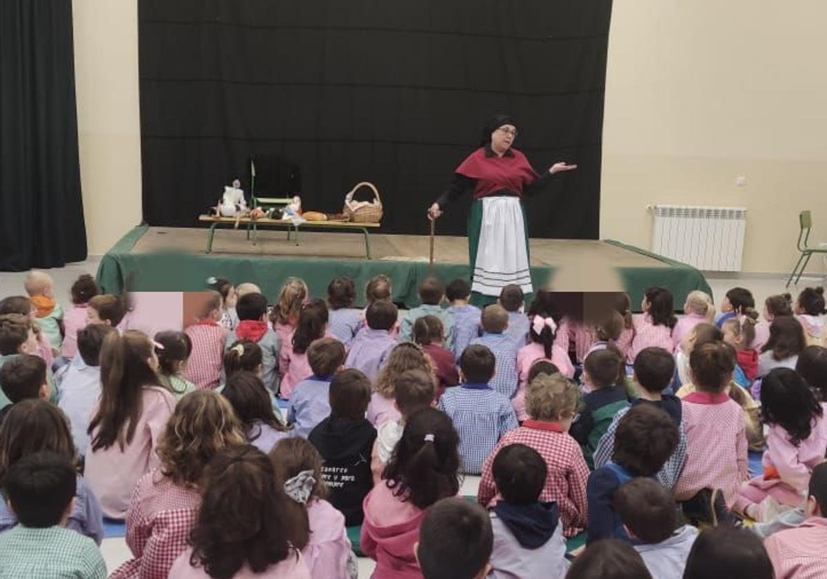 La Vieja del Monte hablando frene a los niños.