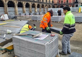 Trabajos en la Plaza Mayor de León.