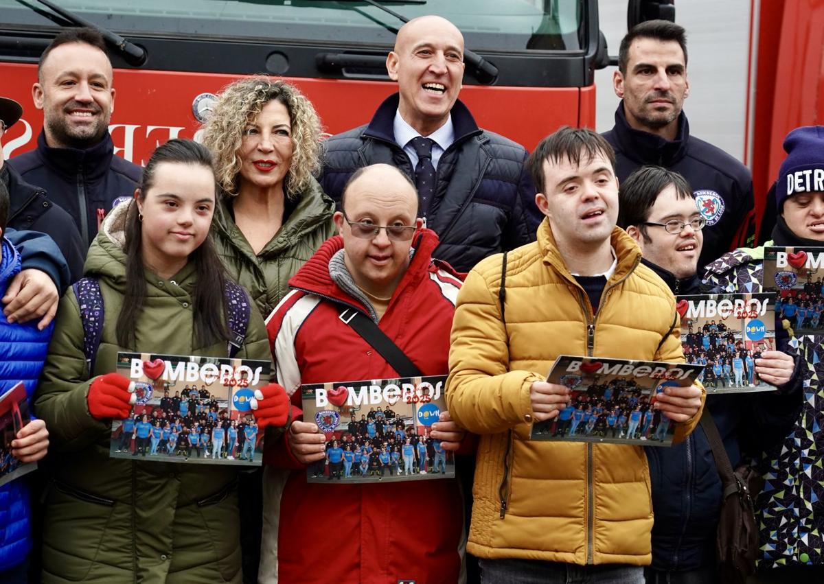 Imagen secundaria 1 - Momentos de la presentación del cartel.