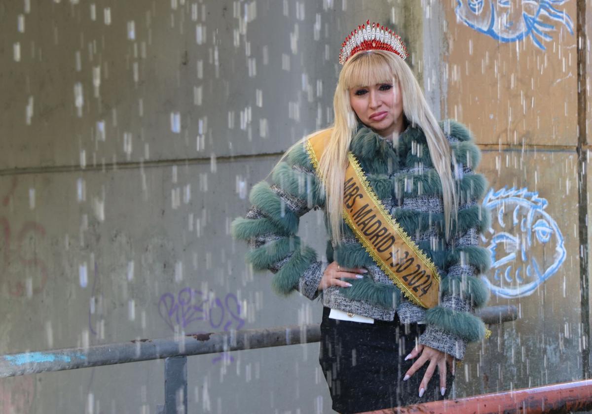 Lorena Gómez Peña con su corona y banda.