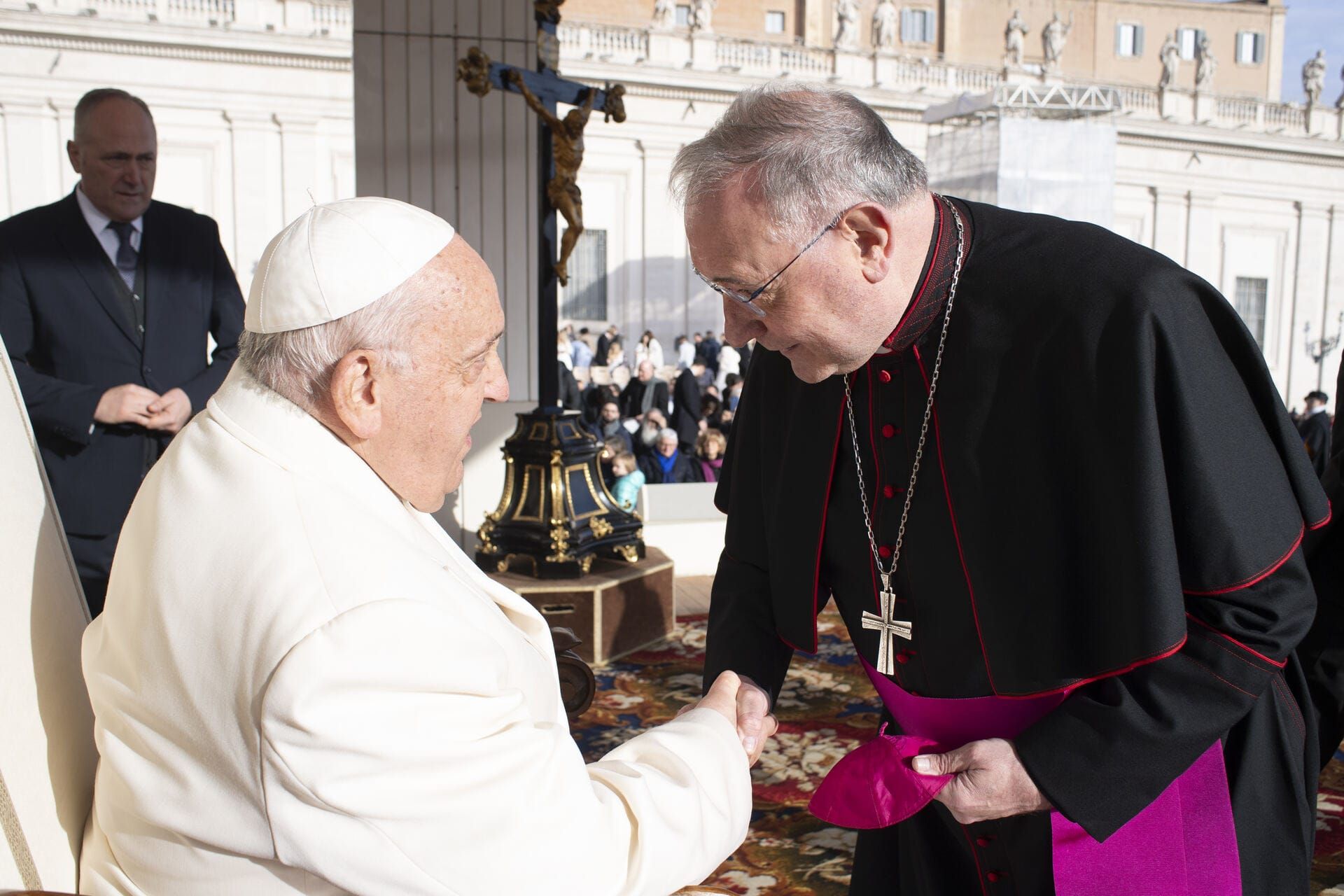 Saludo del Obispo Luis Ángel al Papa Francisco el 4 diciembre 2024.