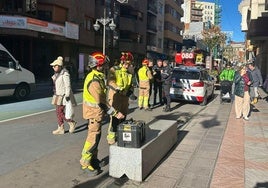 Bomberos y policía en el centro de León.