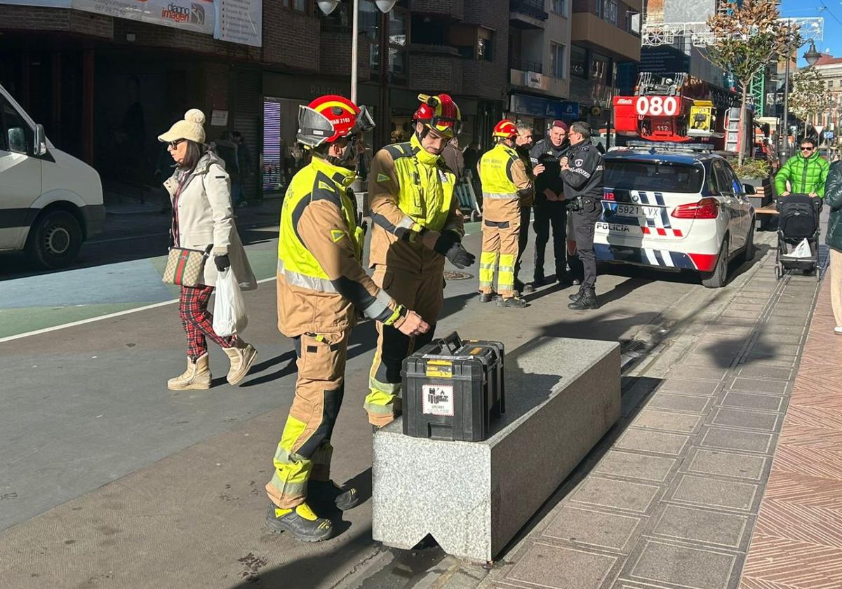 Bomberos y policía en el centro de León.