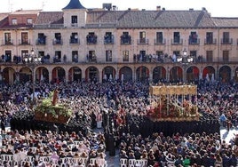 La plaza Mayor abarrotada de gente presencia el encuentro del Viernes Santo entre San Juan y la Madre Dolorosa.