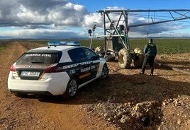 Efectivos e la Guardia Civil, durante la inspección de distintos elementos de riego.