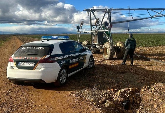 Efectivos e la Guardia Civil, durante la inspección de distintos elementos de riego.