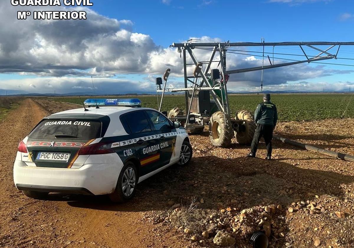 Efectivos e la Guardia Civil, durante la inspección de distintos elementos de riego.