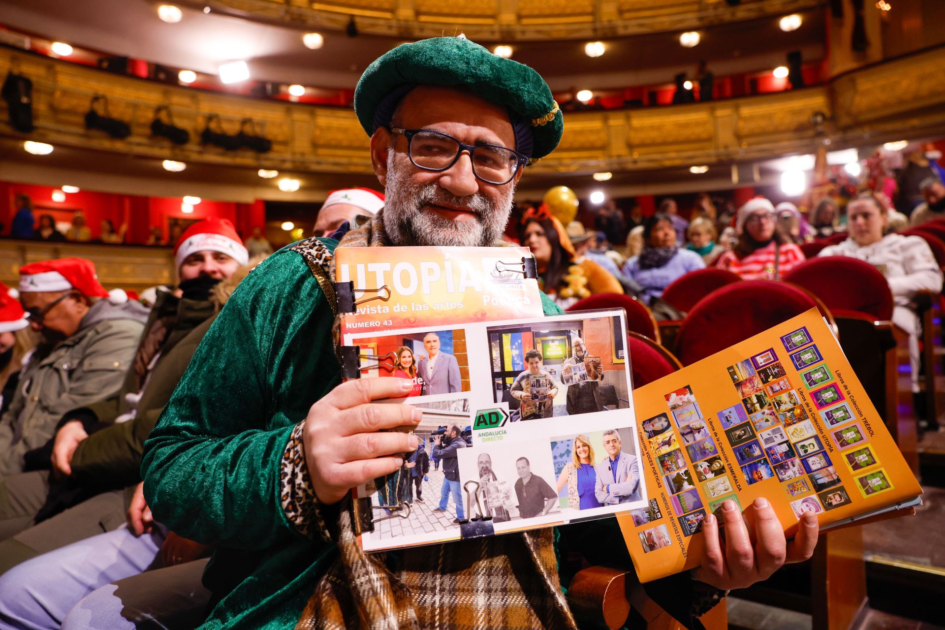 Enrique Jiménez, más conocido como Mocito Feliz, asiste al sorteo de la Lotería de Navidad que se celebra este domingo en el Teatro Real, en Madrid.