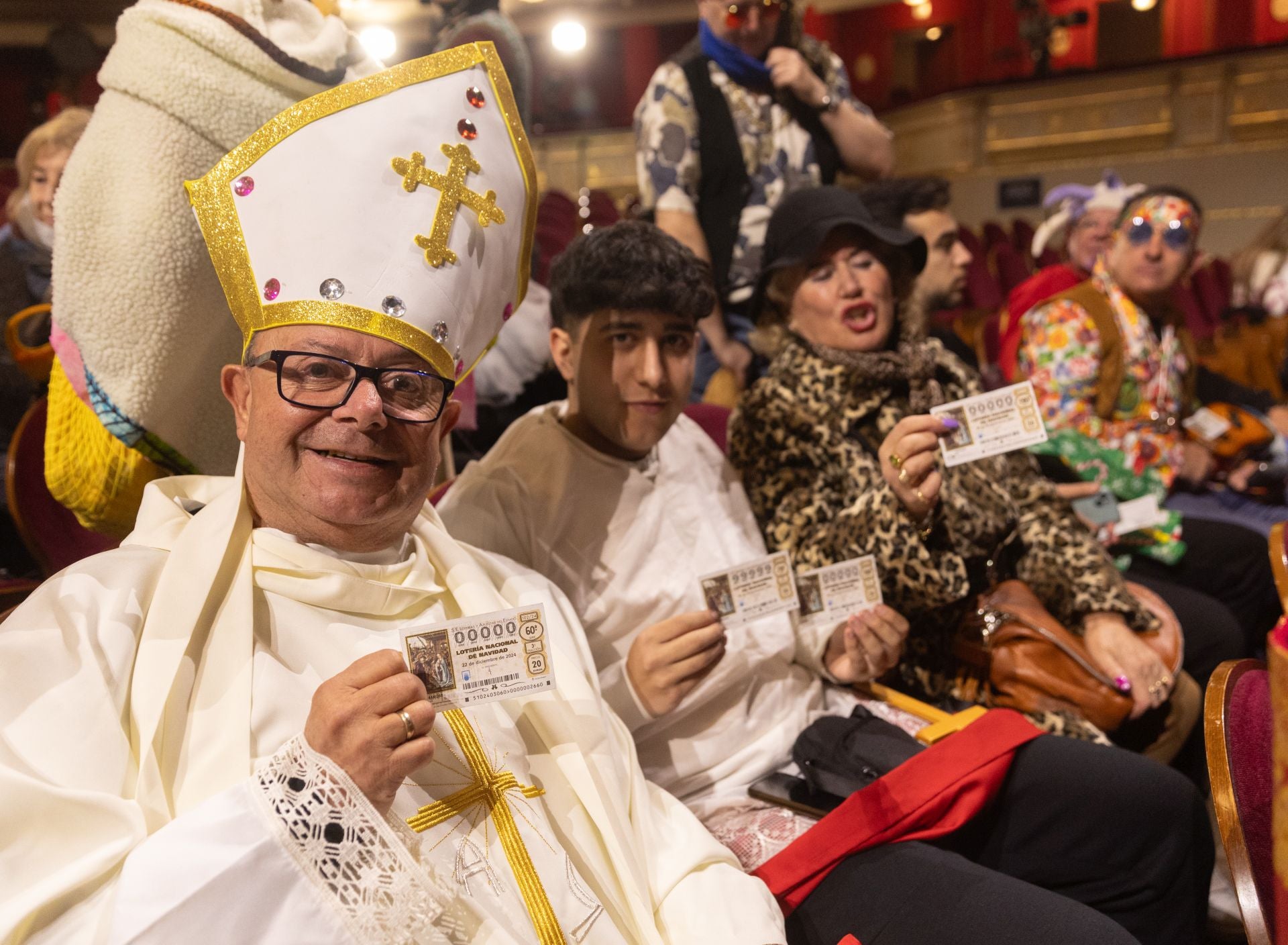 Un hombre disfrazado de papa con su décimo antes de comenzar la celebración del Sorteo Extraordinario de la Lotería de Navidad 2024.