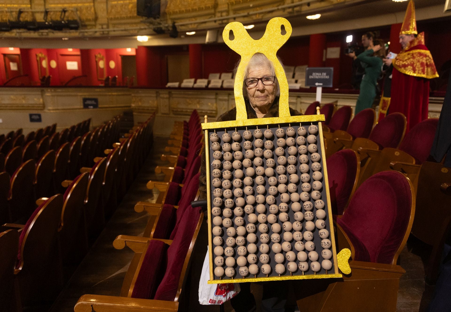 Manoli con un disfraz antes de la celebración del Sorteo Extraordinario de la Lotería de Navidad 2024, en el Teatro Real.