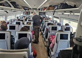 Pasajeros a bordo de un tren S-106 que vuelve a dar problemas.