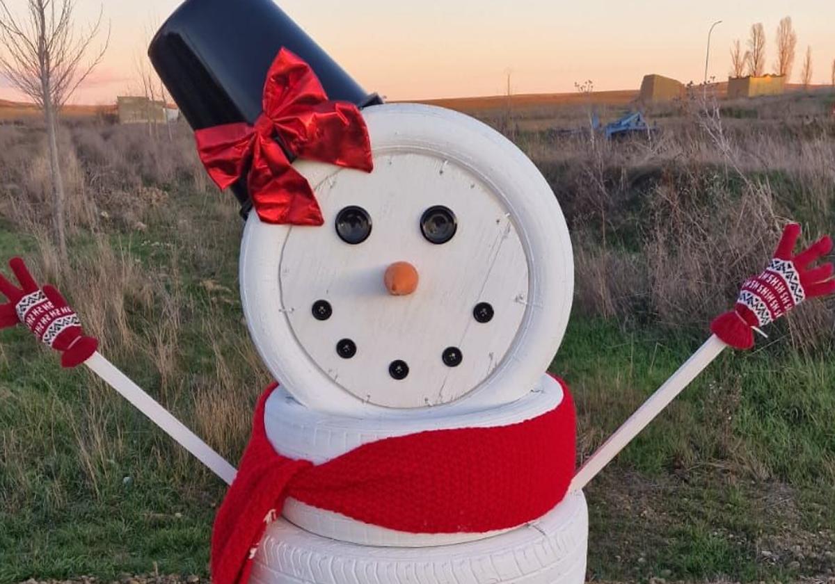 Muñeco de nieve realizado con neumáticos usados.