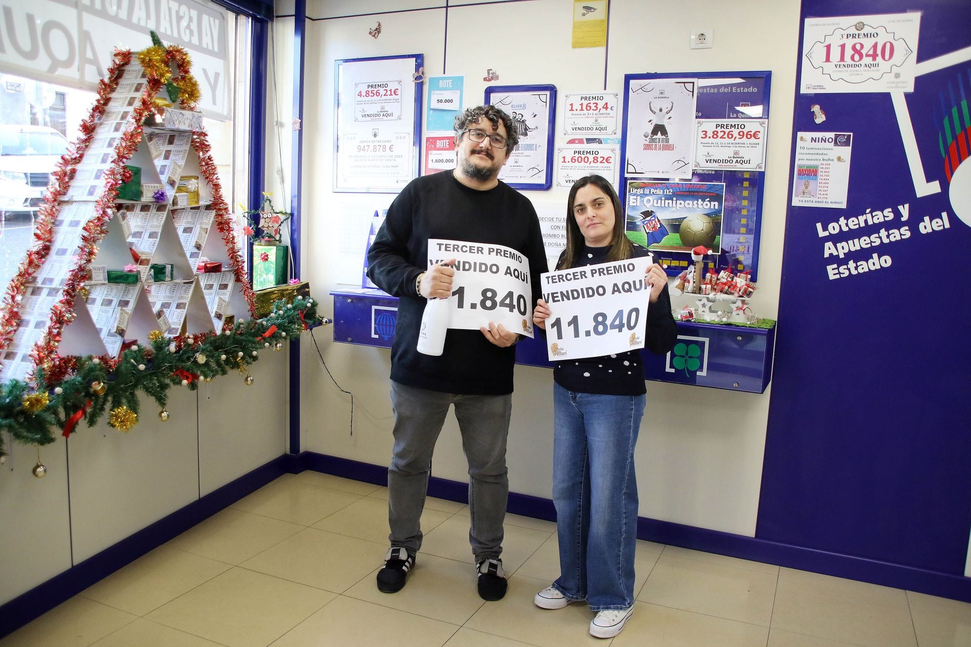 Los loteros de Astorga vendedores de parte del tercer premio reparten la suerte en su segunda campaña navideña.