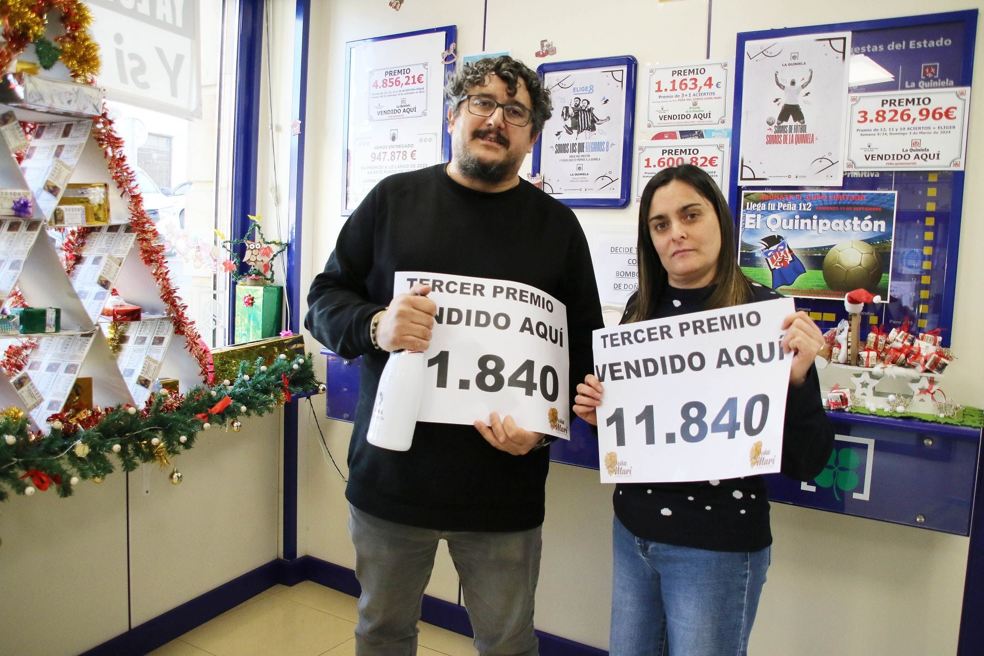 Los loteros de Astorga vendedores de parte del tercer premio reparten la suerte en su segunda campaña navideña.