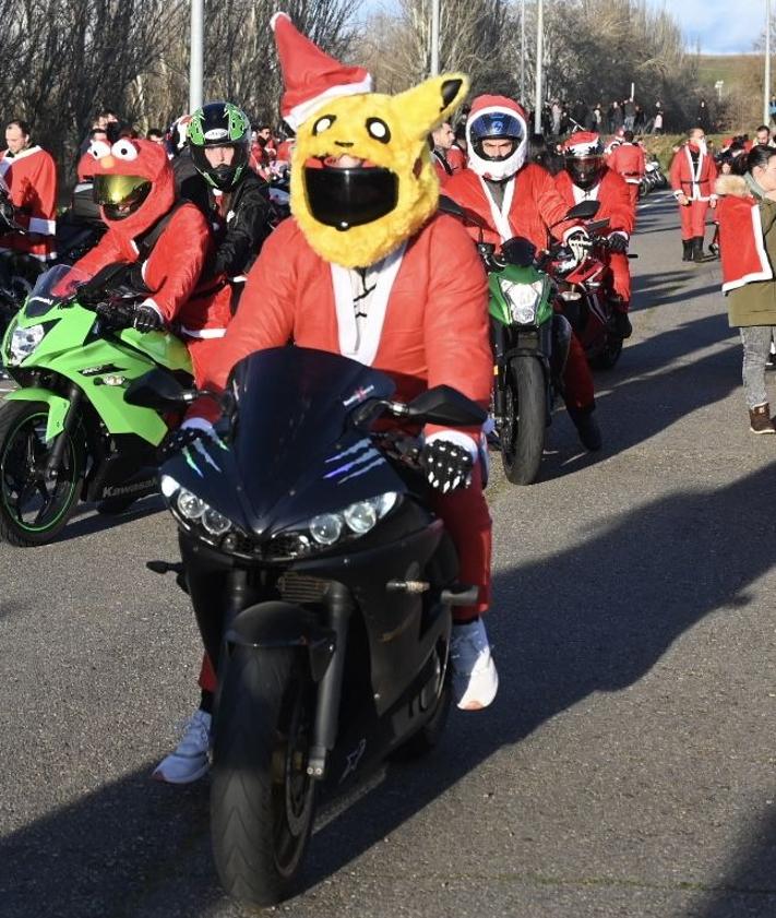 Imagen secundaria 2 - Los moteros se visten de Papá Noel para luchar contra la Fibrodisplasia Osificante Progresiva