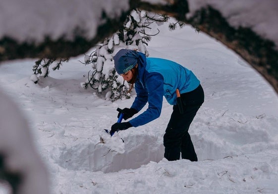 Sara García Alonso cavando en la nieve.