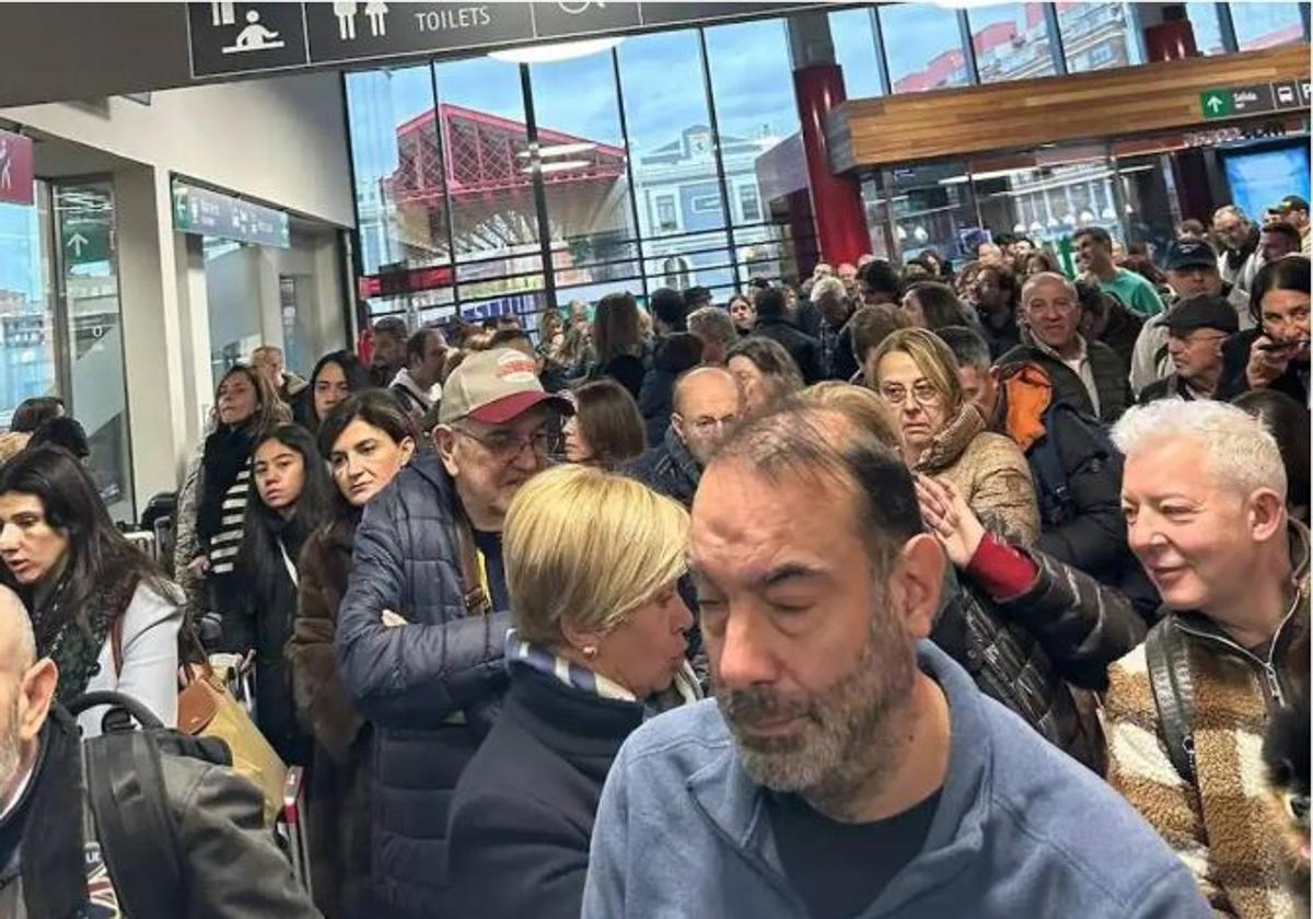 Pasajeros atrapados en la estación de León este año.