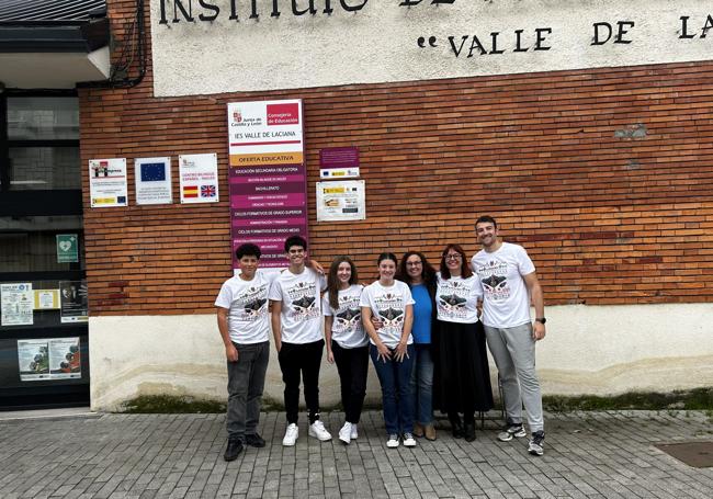 Los alumnos con los docentes que les acompañarán al programa a las puertas del instituto.