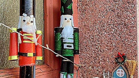 La casa de la Navidad en un pueblo de León: «Meses antes hacemos la decoración con cajas de leche»