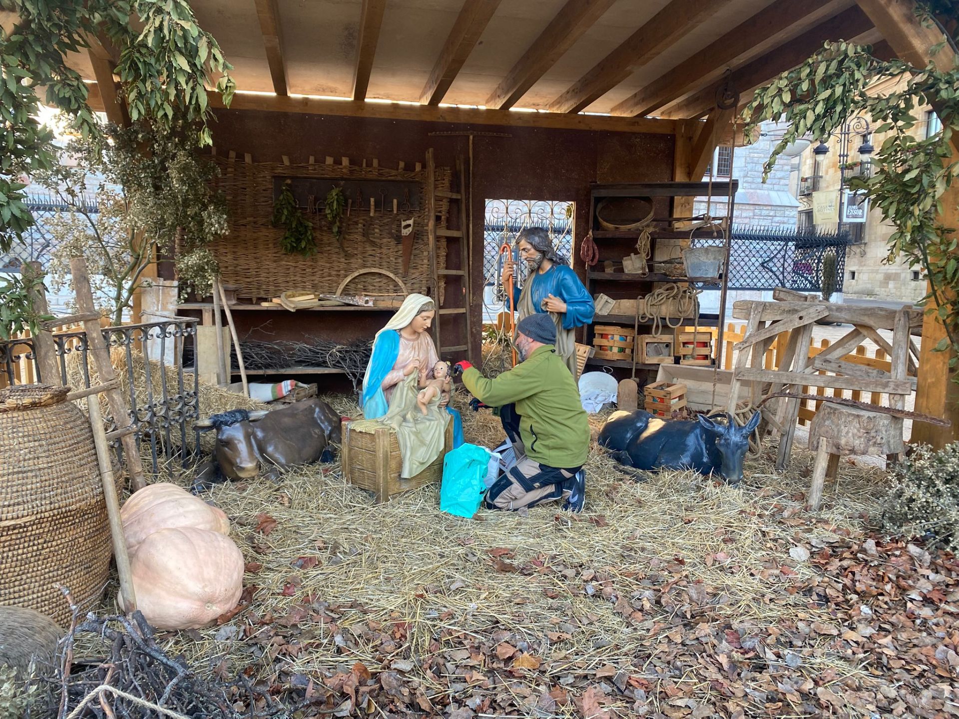 Restauran la cabeza del niño Jesús en el Belén de León