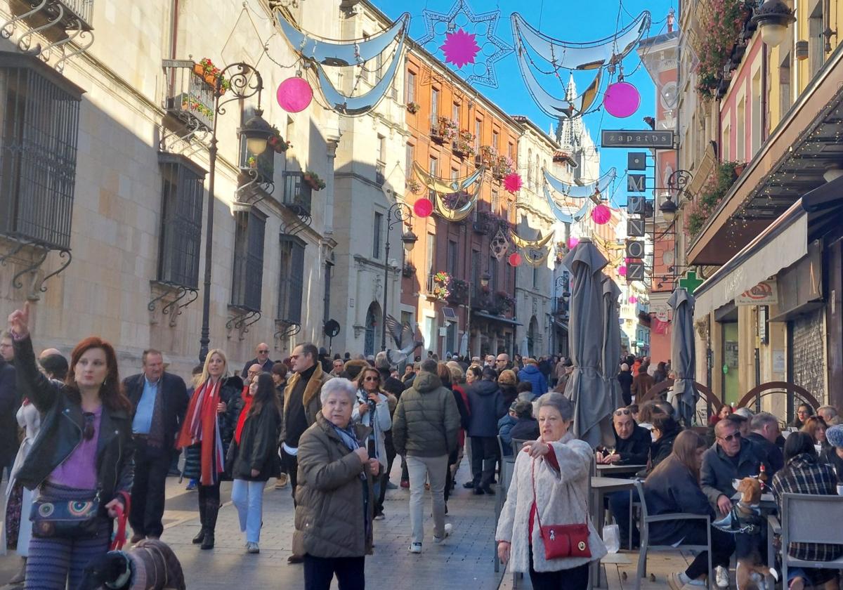 Ambiente navideño en la calle Ancha el 25 de diciembre.