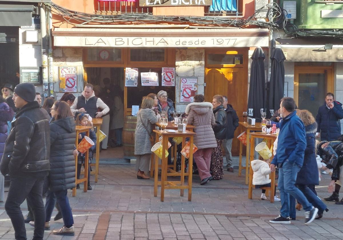 Imagen principal - El ambiente festivo se apodera de las calles de León en Nochebuena y Navidad