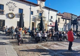 Leoneses en las terrazas de la plaza de San Marcelo el día de Navidad.