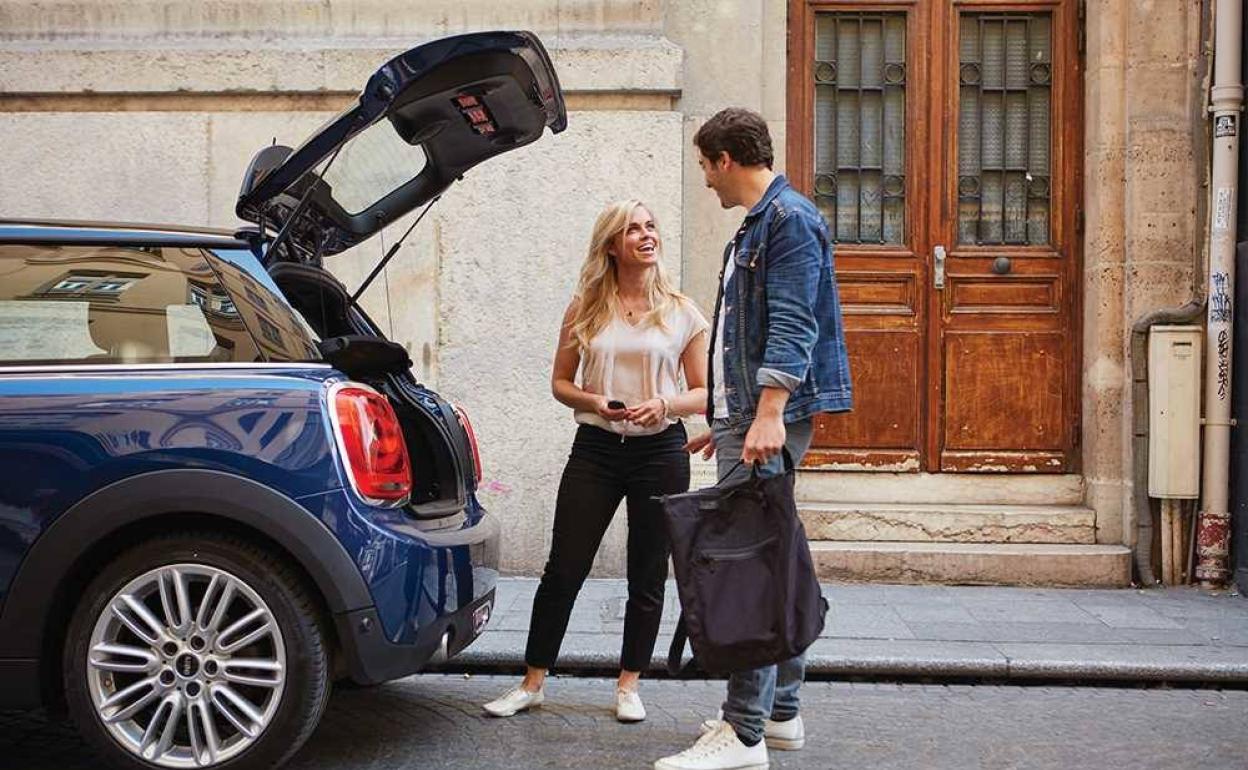 Jovenes compartiendo coche.