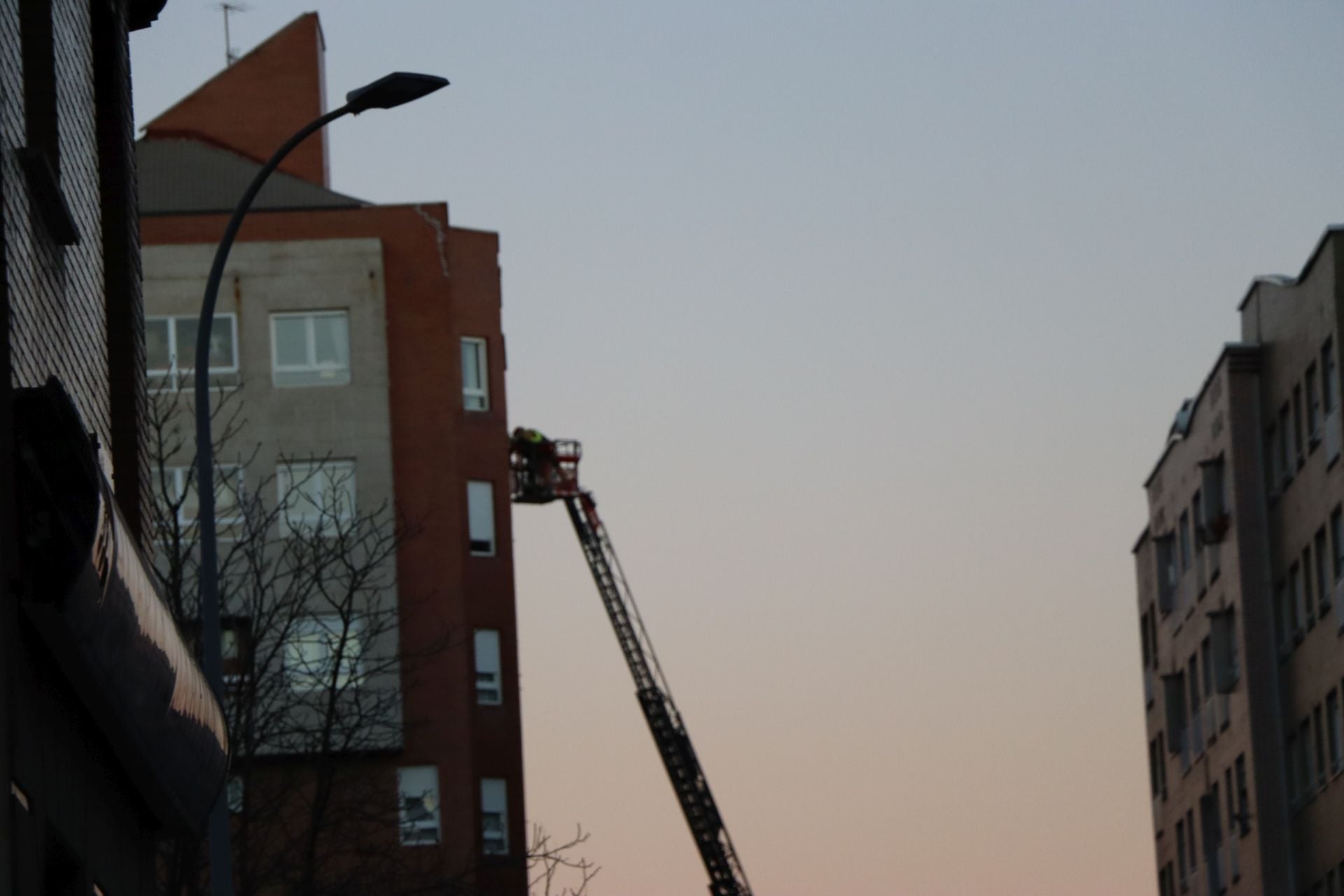 Bomberos de León intervienen en una fachada