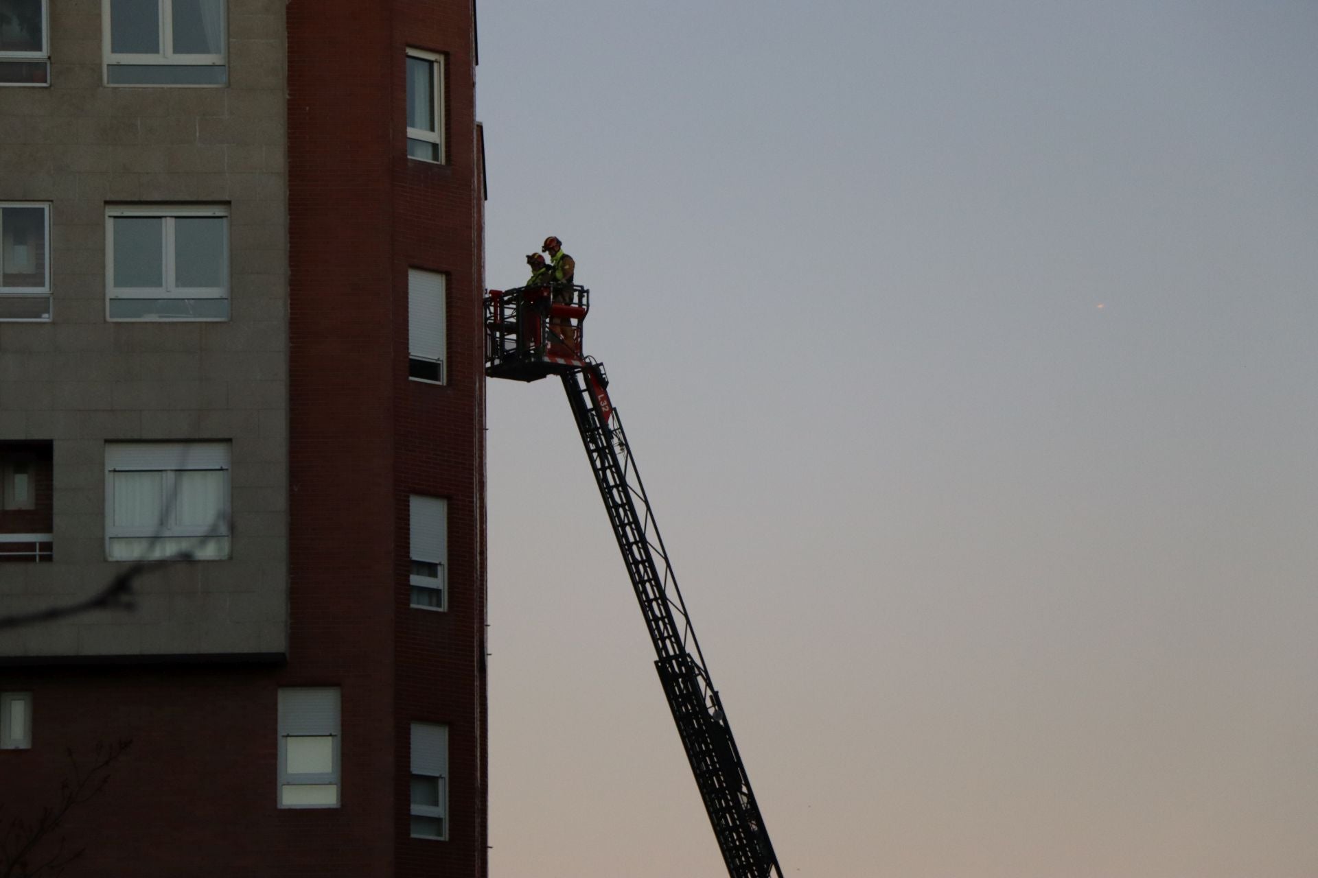 Bomberos de León intervienen en una fachada