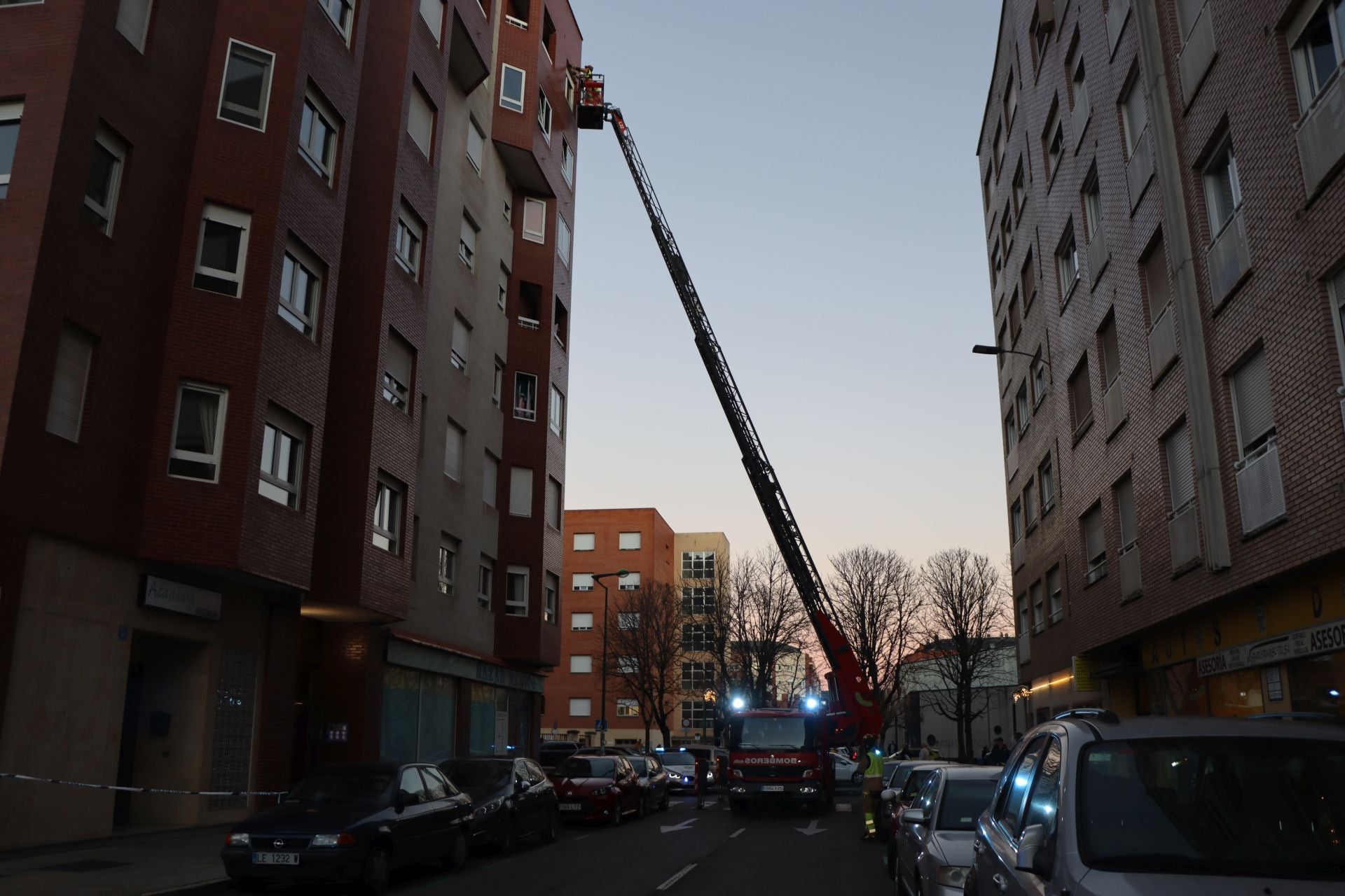 Bomberos de León intervienen en una fachada