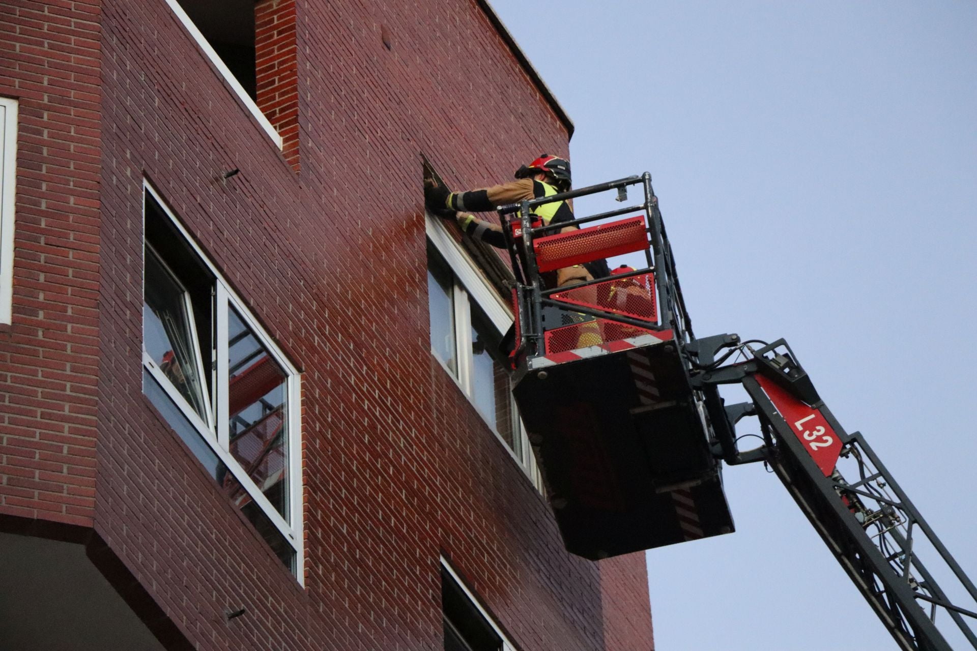 Bomberos de León intervienen en una fachada