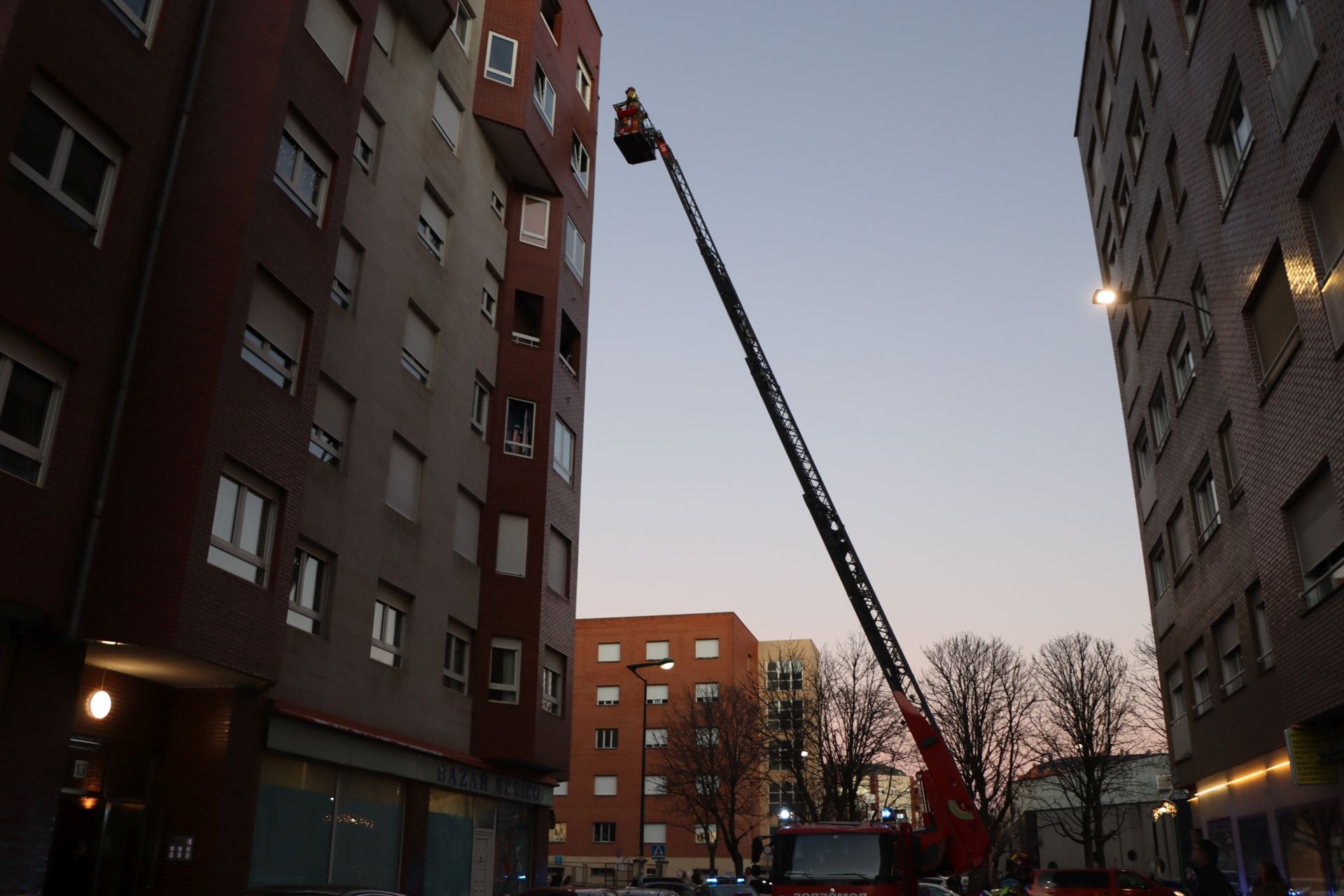 Bomberos de León intervienen en una fachada