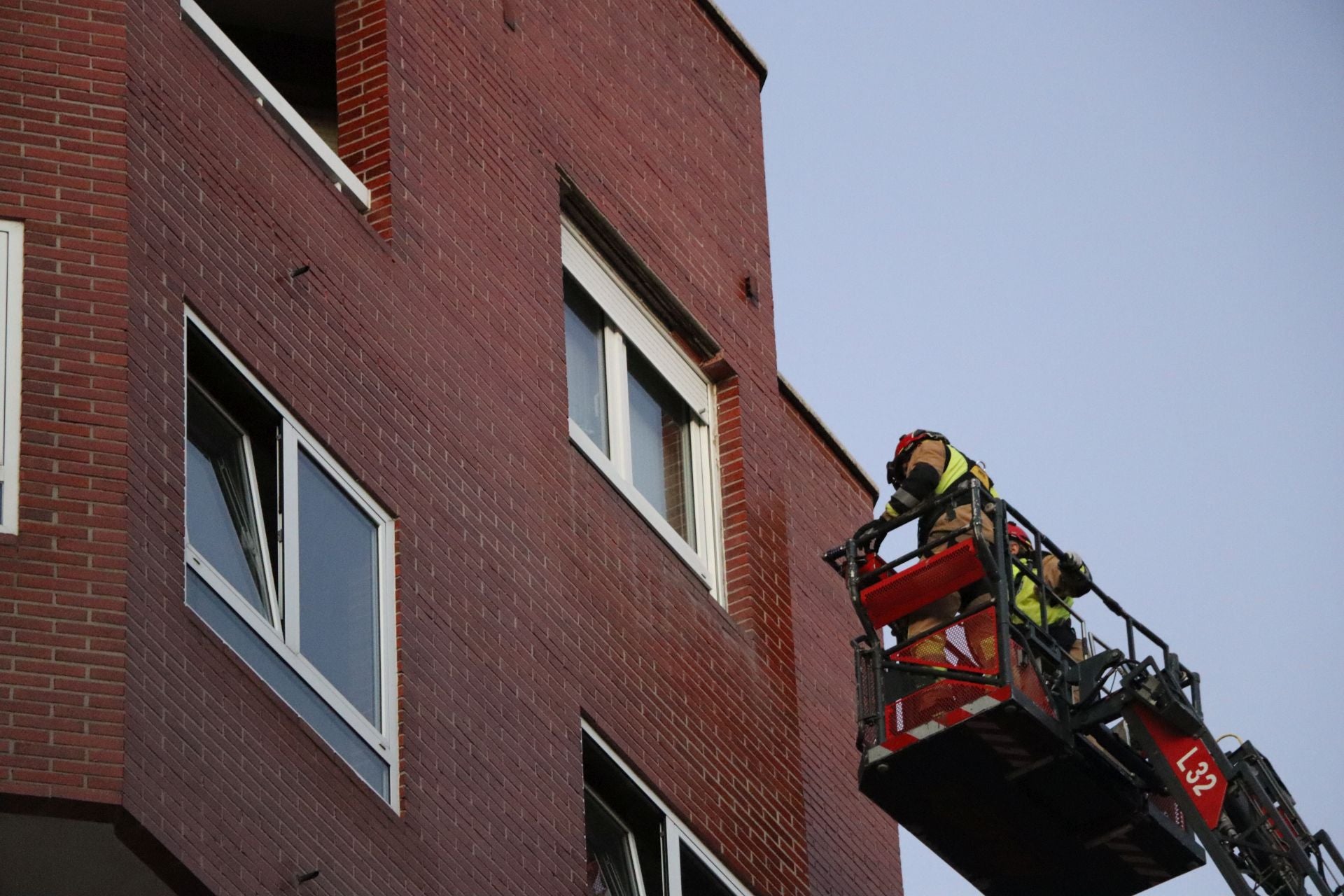 Bomberos de León intervienen en una fachada