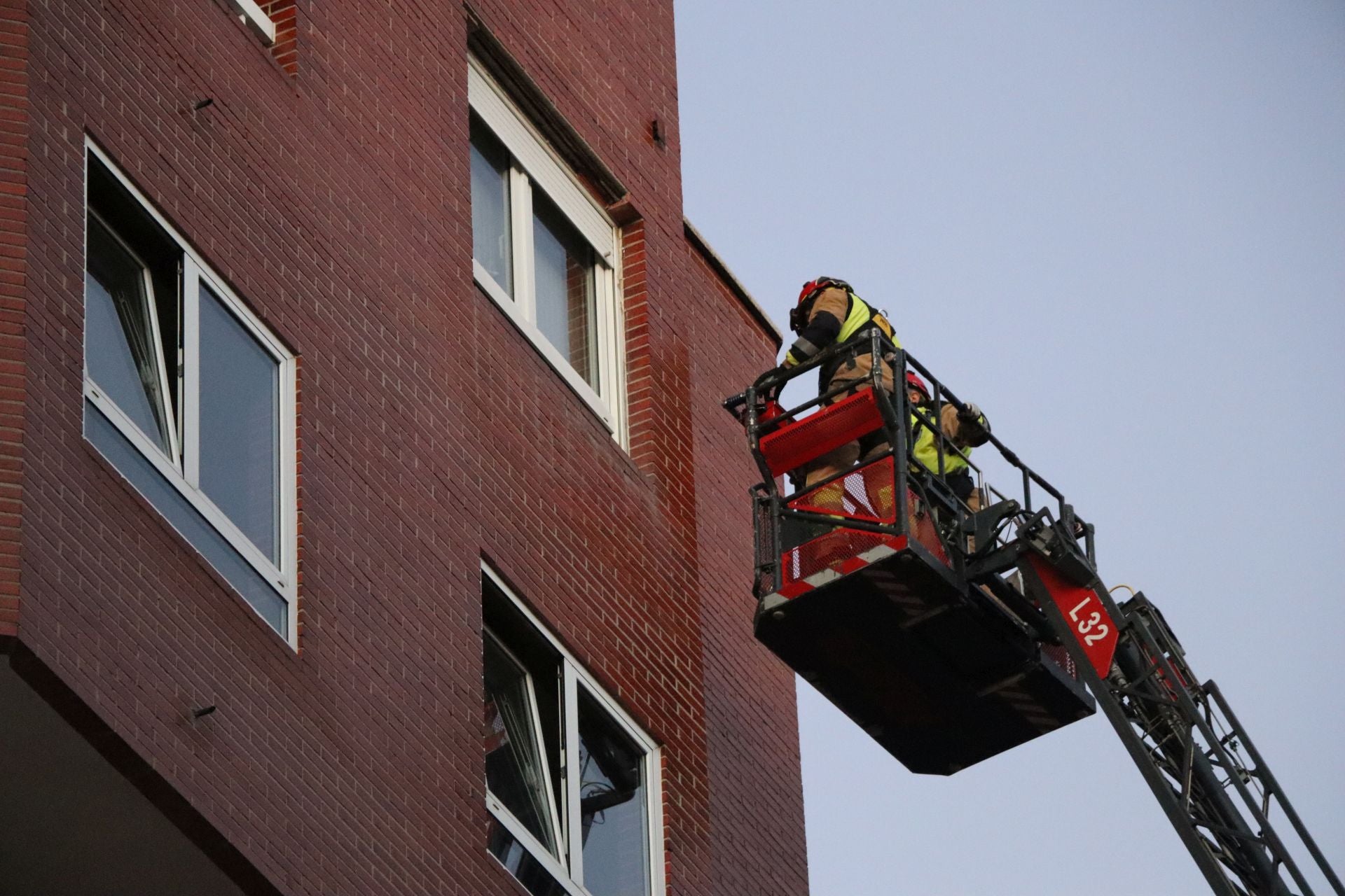 Bomberos de León intervienen en una fachada